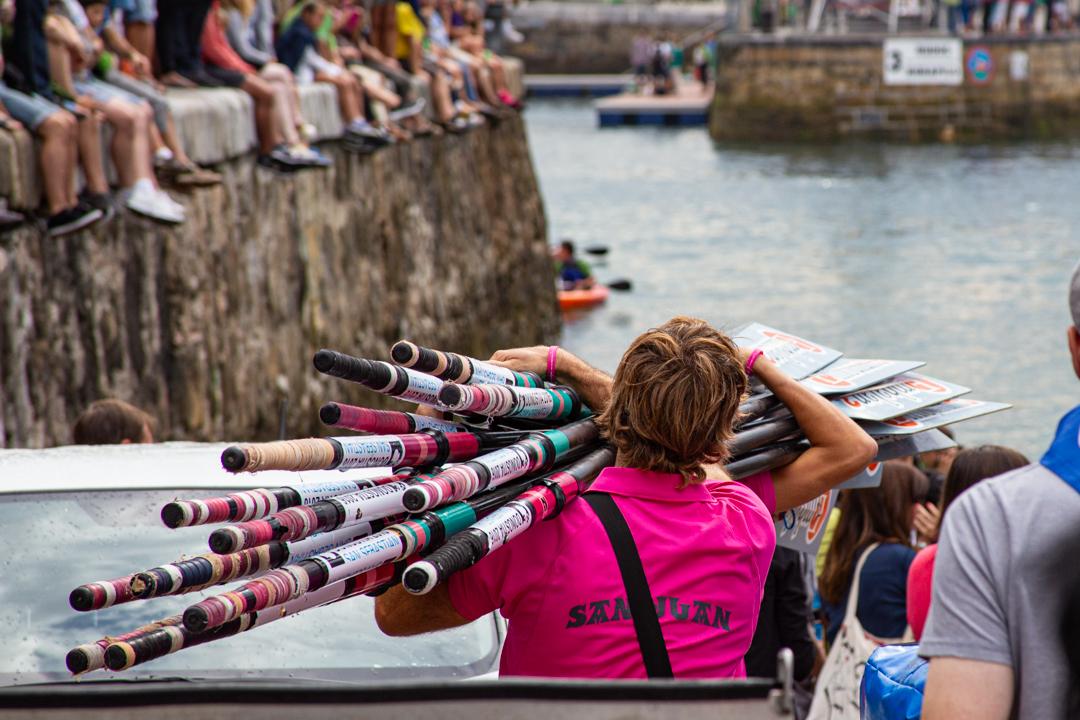 Espectadores con boinas mirando hacia la bahía durante la Bandera de la Concha en San Sebastián