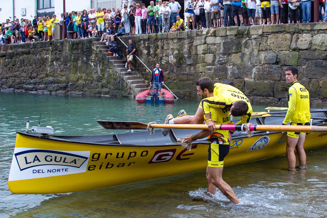 Cuadrilla animando desde el muelle de San Sebastián durante la regata de traineras