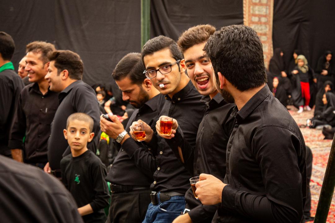 Banderas negras y rojas en una calle iraní durante la conmemoración de la Ashura