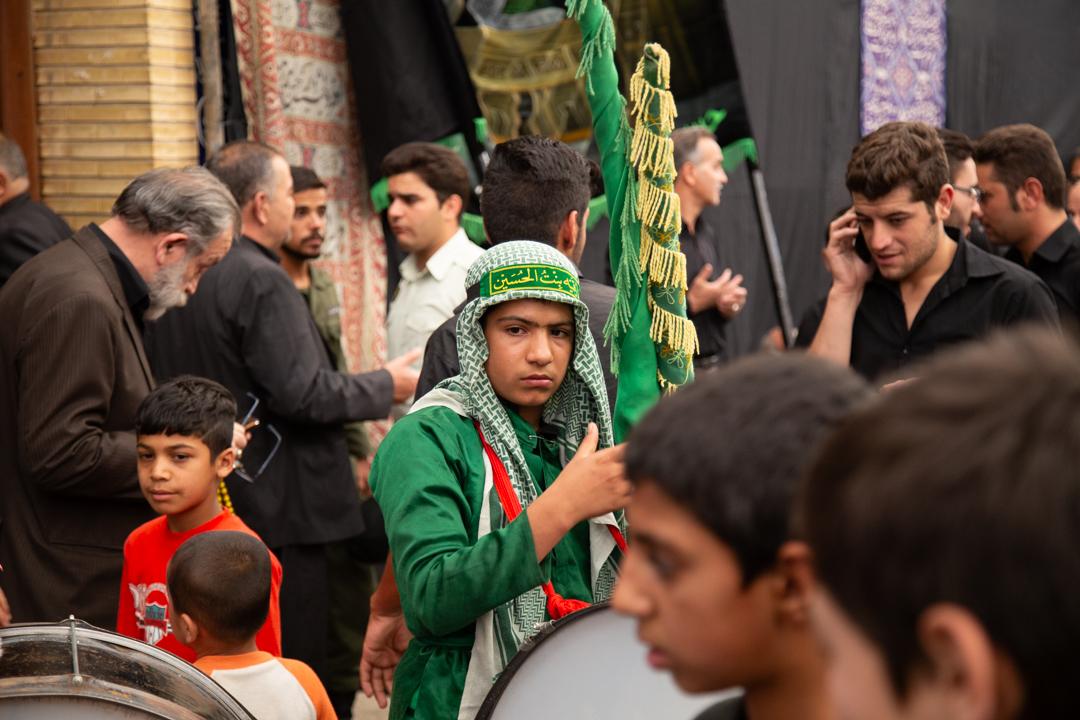 Mujer cubriéndose el rostro durante una procesión de la Ashura en Irán