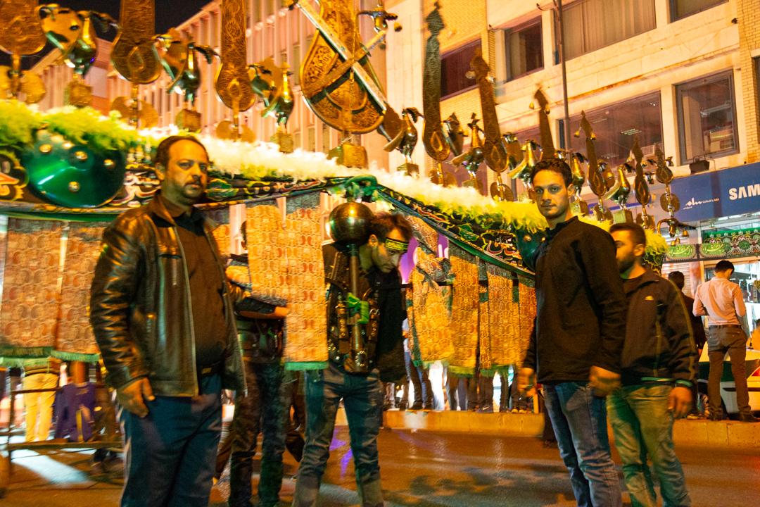 Cánticos colectivos durante la Ashura en una calle de Irán