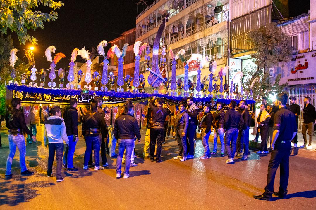 Plano general de una multitud durante la Ashura en Irán