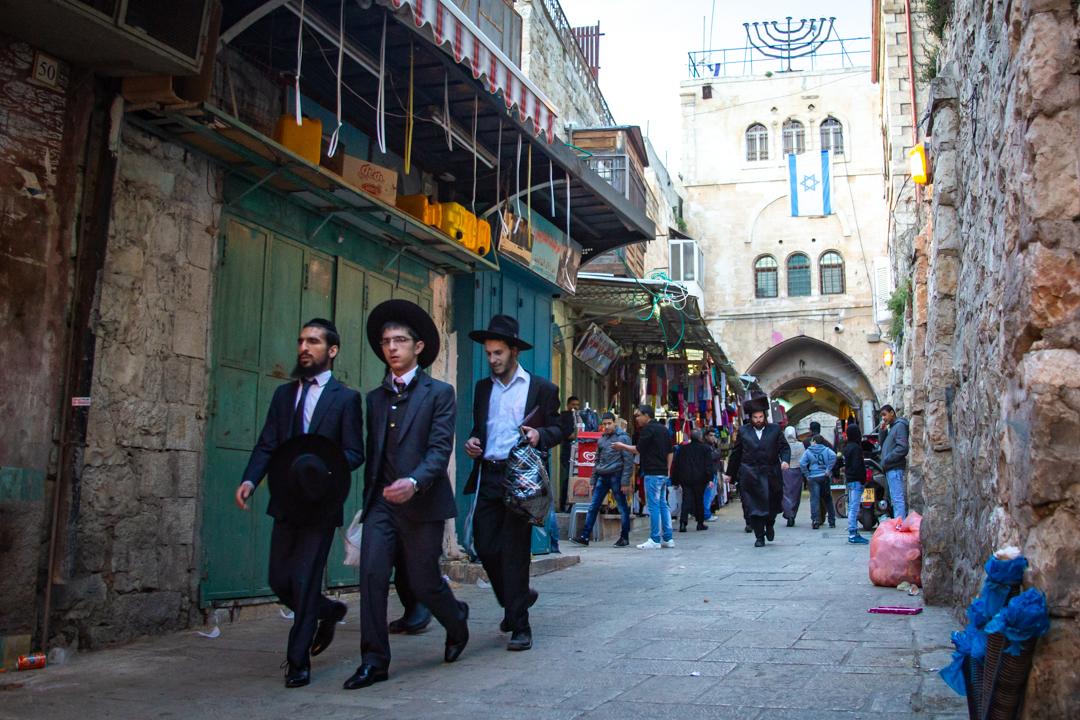 Niño cruzando una calle en Hebrón, Cisjordania