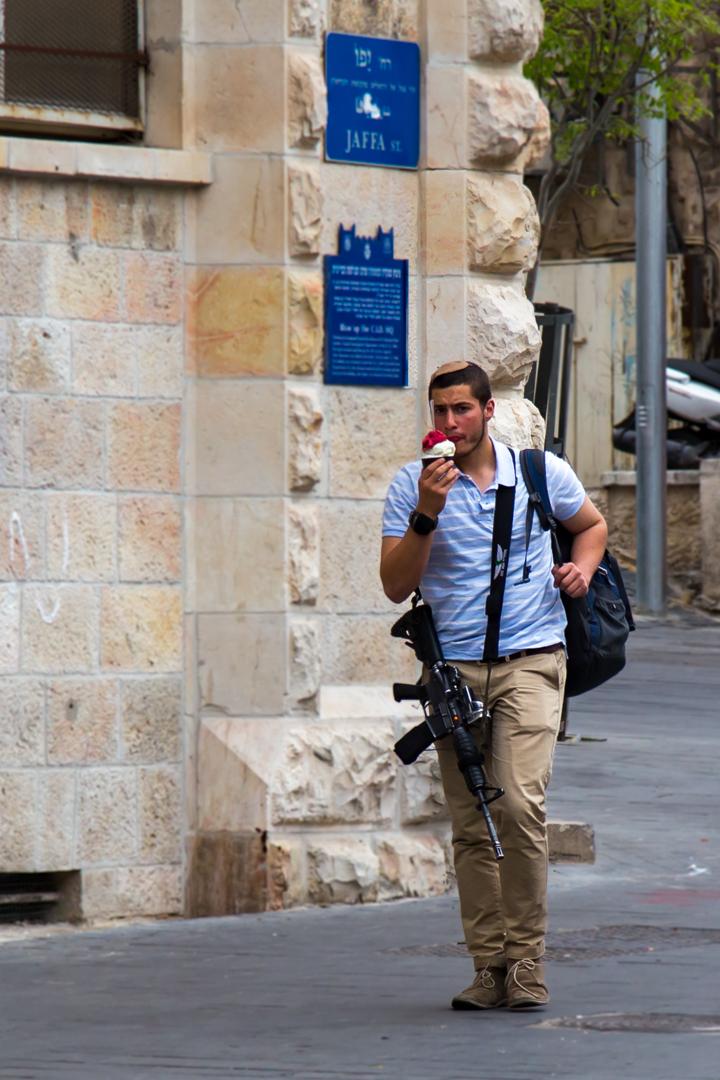 Mujer mayor en la puerta de su casa en una ciudad palestina