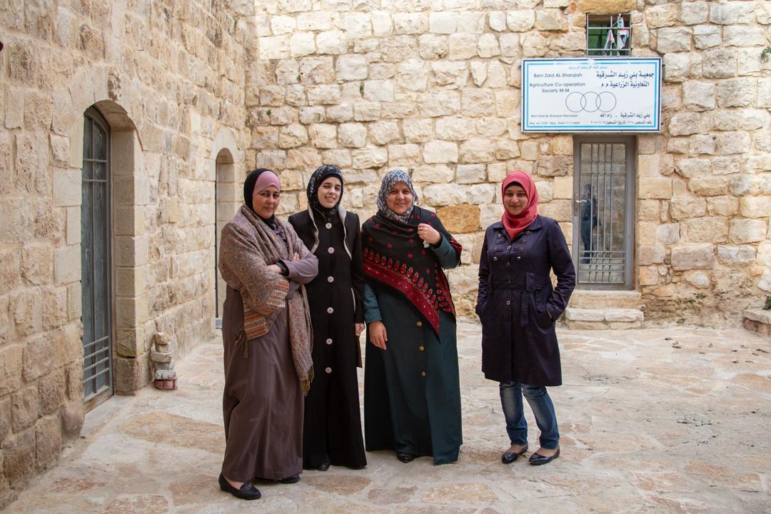 Niños jugando junto a un muro pintado en Cisjordania
