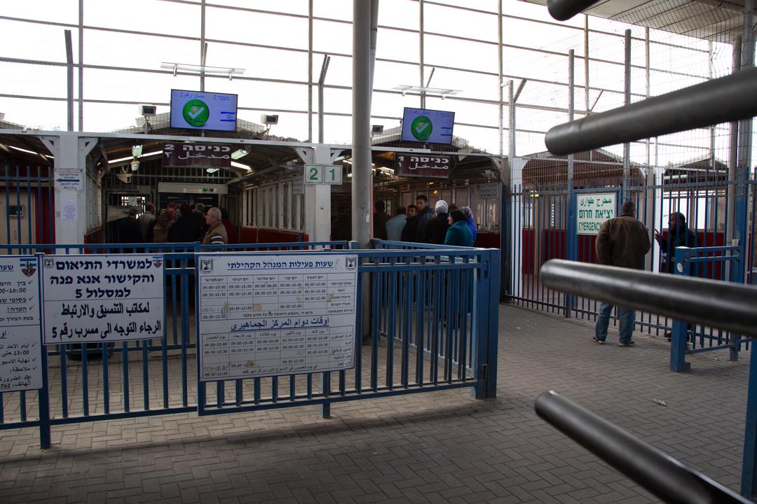 Hombre rezando en una calle palestina