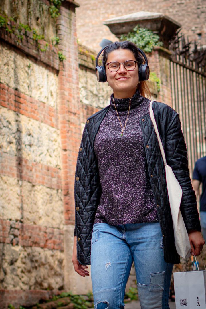 Escena urbana con figuras a contraluz durante un viaje