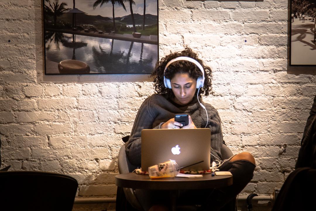 Detalle de fachada con una persona asomada en una calle de viaje